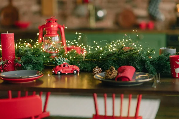 圣诞厨房装饰有经典的圣诞色彩 红色和绿色装饰 — 图库照片