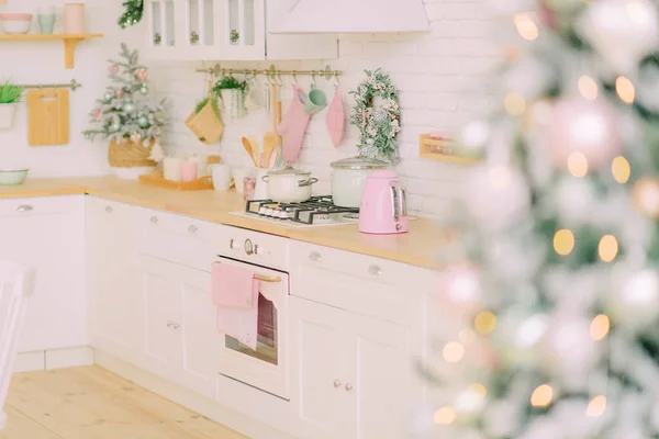 圣诞乡村厨房装饰为粉色 圣诞节装饰为粉色 — 图库照片