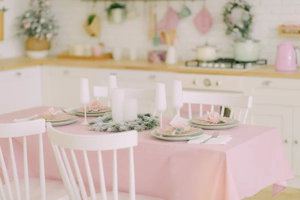ピンクのクリスマス素朴なキッチンの装飾 クリスマスの装飾ピンク — ストック写真