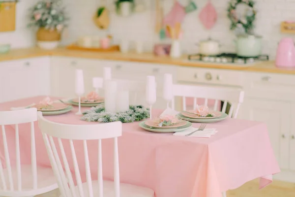 ピンクのクリスマス素朴なキッチンの装飾 クリスマスの装飾ピンク — ストック写真