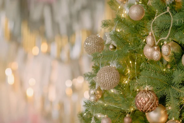 圣诞装饰用的是金黄色的圣诞树球 新年装饰 — 图库照片