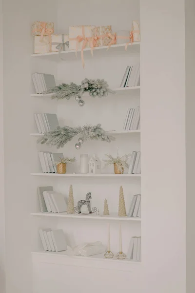 圣诞客厅用灰色和金色装饰 — 图库照片
