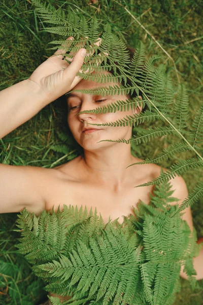 Žena Bílou Kůží Leží Lese Trávě Kapradinami — Stock fotografie