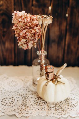 Minimalist vintage tarzında sonbahar natürmortu, klasik tahta robot oyuncağı