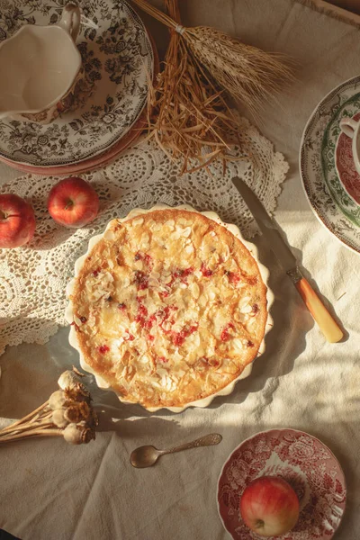 Ev yapımı pasta, tatlı turta, kırsal masa dekorasyonu, tatlı yemek.