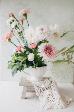 Sonbahar şenlikli düğün buketi açık beyaz renkli vazoda, çiçek desenli.