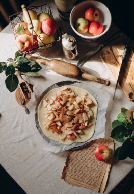 Sonbahar tatili, elmalı turta, ev yapımı, koyu renkli.