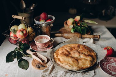 Sonbahar tatili, elmalı turta, ev yapımı, koyu renkli.
