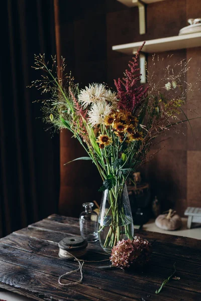 花瓶で秋のお祝いの結婚式の花束 花の秋の装飾 — ストック写真