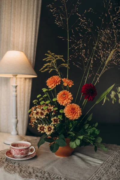 花瓶で秋のお祝いの結婚式の花束 花の秋の装飾 — ストック写真
