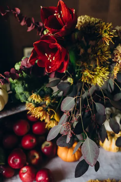 Herbstliches Urlaubsdekor Rustikalen Stil Dekoriert Mit Blumen Und Gemüse Auf — Stockfoto