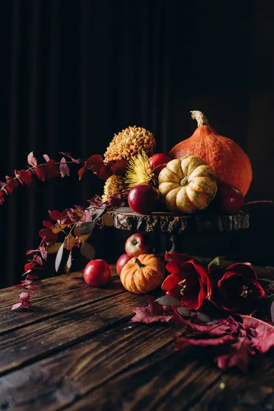 Herbstliches Urlaubsdekor Rustikalen Stil Dekoriert Mit Blumen Und Gemüse Auf — Stockfoto