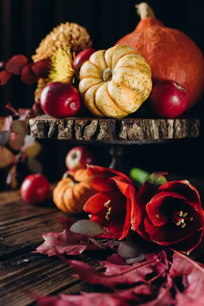 Осенний Праздничный Декор Деревенском Стиле Украшенный Цветами Овощами Темном Фоне Стоковое Фото