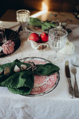 Karanlık bir arka planda klasik tarzda sofra, şenlikli lüks bir akşam yemeği.