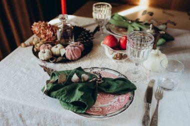 Karanlık bir arka planda klasik tarzda sofra, şenlikli lüks bir akşam yemeği.
