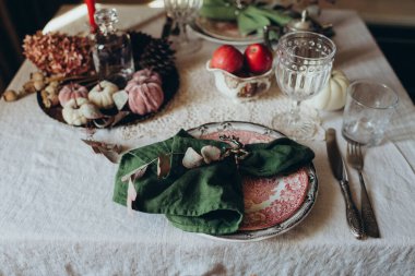 Karanlık bir arka planda klasik tarzda sofra, şenlikli lüks bir akşam yemeği.