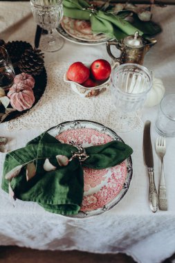 Karanlık bir arka planda klasik tarzda sofra, şenlikli lüks bir akşam yemeği.