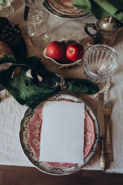 Set masasında beyaz kağıt, kart maketi klasik tarzda dekore edilmiş bir masada.