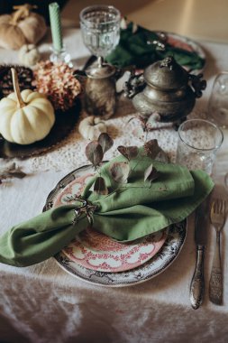 Karanlık bir arka planda klasik tarzda sofra, şenlikli lüks bir akşam yemeği.