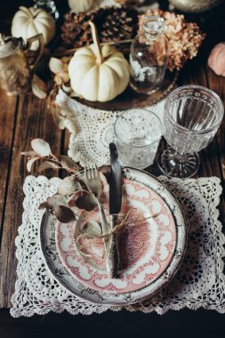 Karanlık bir arka planda klasik tarzda sofra, şenlikli lüks bir akşam yemeği.