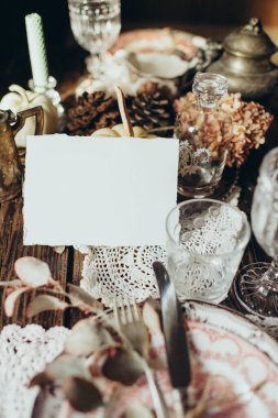 Set masasında beyaz kağıt, kart maketi klasik tarzda dekore edilmiş bir masada.