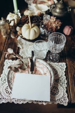 Set masasında beyaz kağıt, kart maketi klasik tarzda dekore edilmiş bir masada.