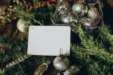 Gümüş Noel ağacı süslemeleri koyu renkli çam iğneleri, Noel kartı maketleri