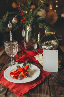 Kırmızı peçeteler ve kurdeleli Noel kartı maketi.