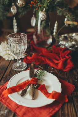 Kırmızı peçeteli ve kurdeleli Noel masası, Noel yemeği.