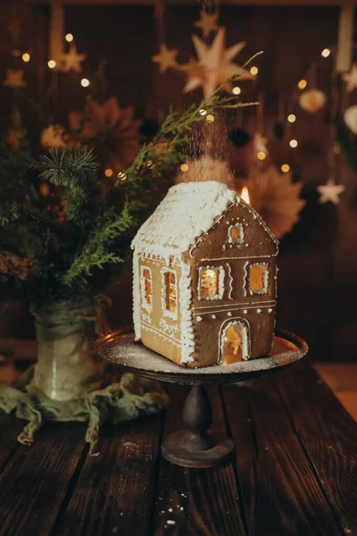 Lebkuchenhaus Handgemacht Auf Dunklem Weihnachtlichen Hintergrund Stockbild