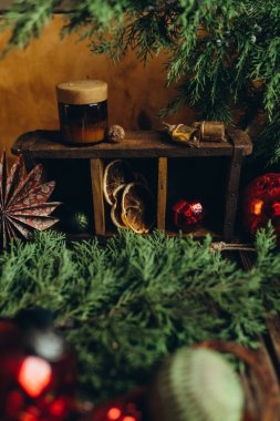 Noel kompozisyonu şenlik masasında