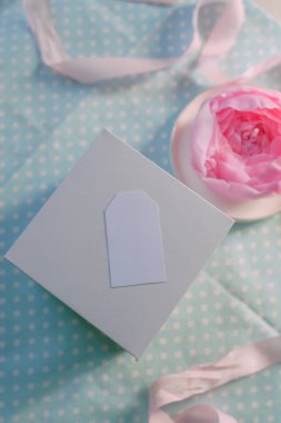 Açık mavi kart, kart modeli, davetiye modeli, kartpostal modeli, pembe çiçek.