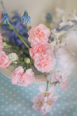 Hassas renkler ve açık tonlarda çiçeklerle süslenmiş şenlik masası