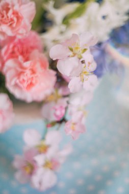 Hassas renkler ve açık tonlarda çiçeklerle süslenmiş şenlik masası