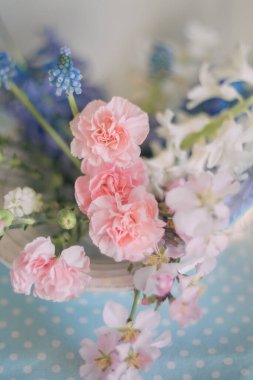 Hassas renkler ve açık tonlarda çiçeklerle süslenmiş şenlik masası