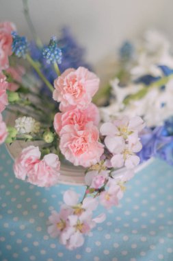 Hassas renkler ve açık tonlarda çiçeklerle süslenmiş şenlik masası