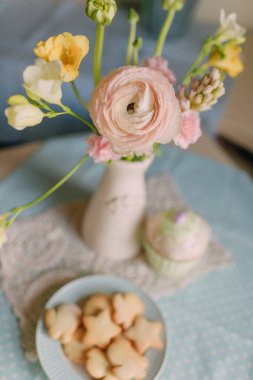 Pastel renklerde bahar arka planında tatlı bir kahvaltı