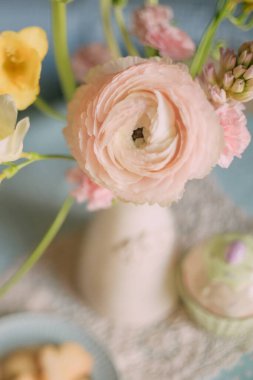 Pastel renklerde bahar arka planında tatlı bir kahvaltı