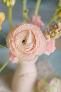 Pastel renklerde bahar arka planında tatlı bir kahvaltı