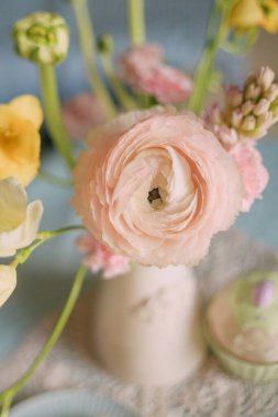 Pastel renklerde bahar arka planında tatlı bir kahvaltı