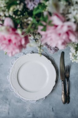 Porselen servisi ve kahvaltıda çiçek buketi, gala yemeği.