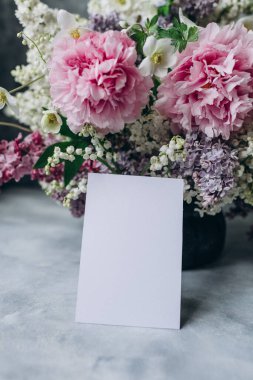 Bahar çiçeğinin üzerindeki beyaz kart, kart modeli, davetiye modeli, kartpostal modeli.