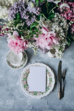 Plakada beyaz kart, menü kartı modeli, masa numarası modeli, kartpostal modeli