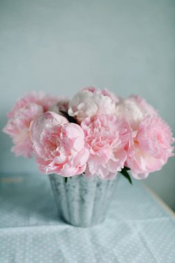 Masada çiçeklerle süslü bir dekor, köy usulü brunch.