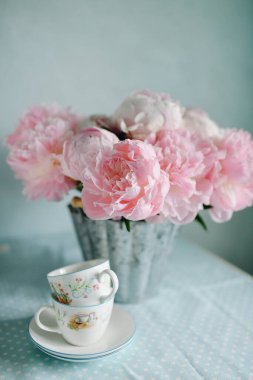 Masada çiçeklerle süslü bir dekor, köy usulü brunch.