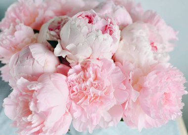 Masada çiçeklerle süslü bir dekor, köy usulü brunch.