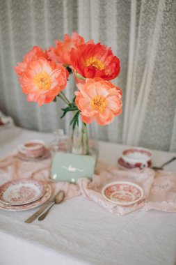 Masada çiçeklerle süslü bir dekor, köy usulü brunch.