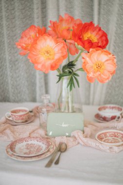 Masada çiçeklerle süslü bir dekor, köy usulü brunch.