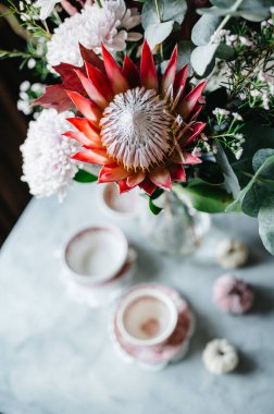 Porselen sofra takımı ve güz buketi, sonbahar şenlik çay partisi