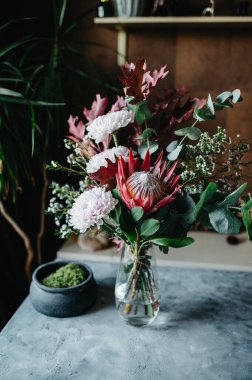 Sonbahar düğün buketi serin tonlarda, protea, kasımpatı ve okaliptüs